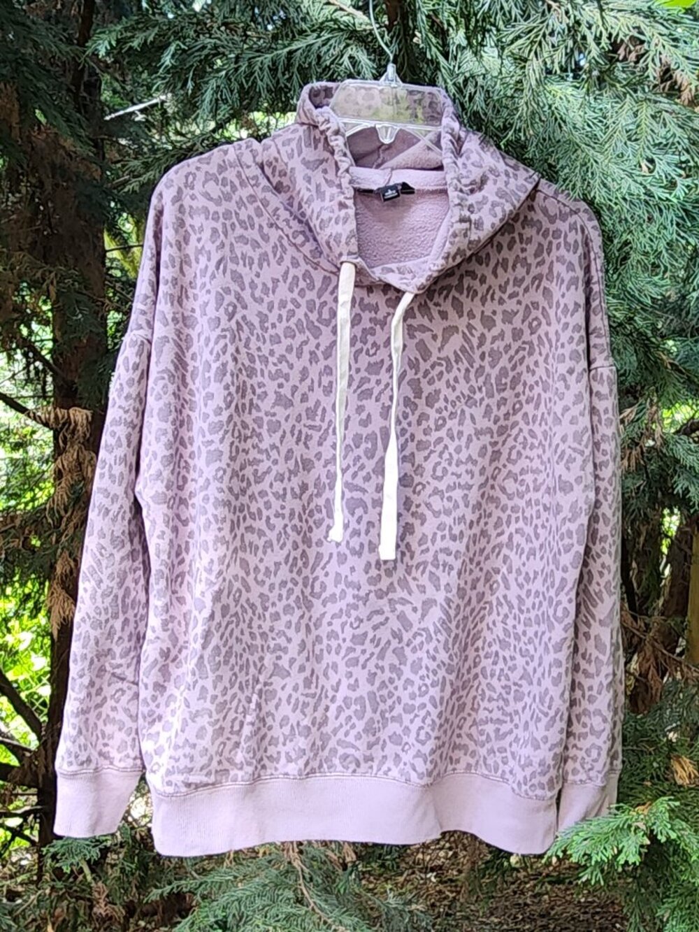 EUC Women's Large Oversized Buffalo David Bitton Lavender animal print hoodie